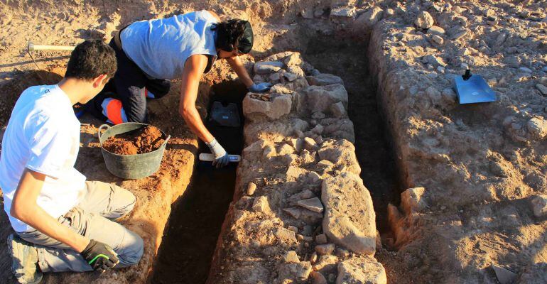 Muro con una anchura máxima descubierta de 78 cm.