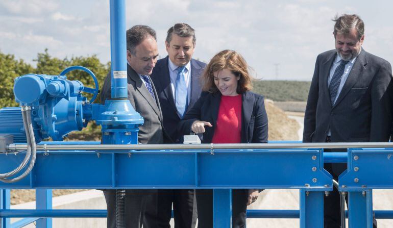 GRA276. VILLAVERDE DEL RÍO (SEVILLA), 24/03/2015.- La vicepresidenta del Gobierno, Soraya Sáenz de Santamaría (d), y el delegado del Gobierno en Andalucía, Antonio Sanz (2d), durante la ha inauguración de la conexión del embalse de Melonares con la red de abastecimiento del área metropolitana de Sevilla, que concluye una inversión de más de 154 millones de euros para abastecer a 1,3 millones de sevillanos. EFE/Paco Puentes