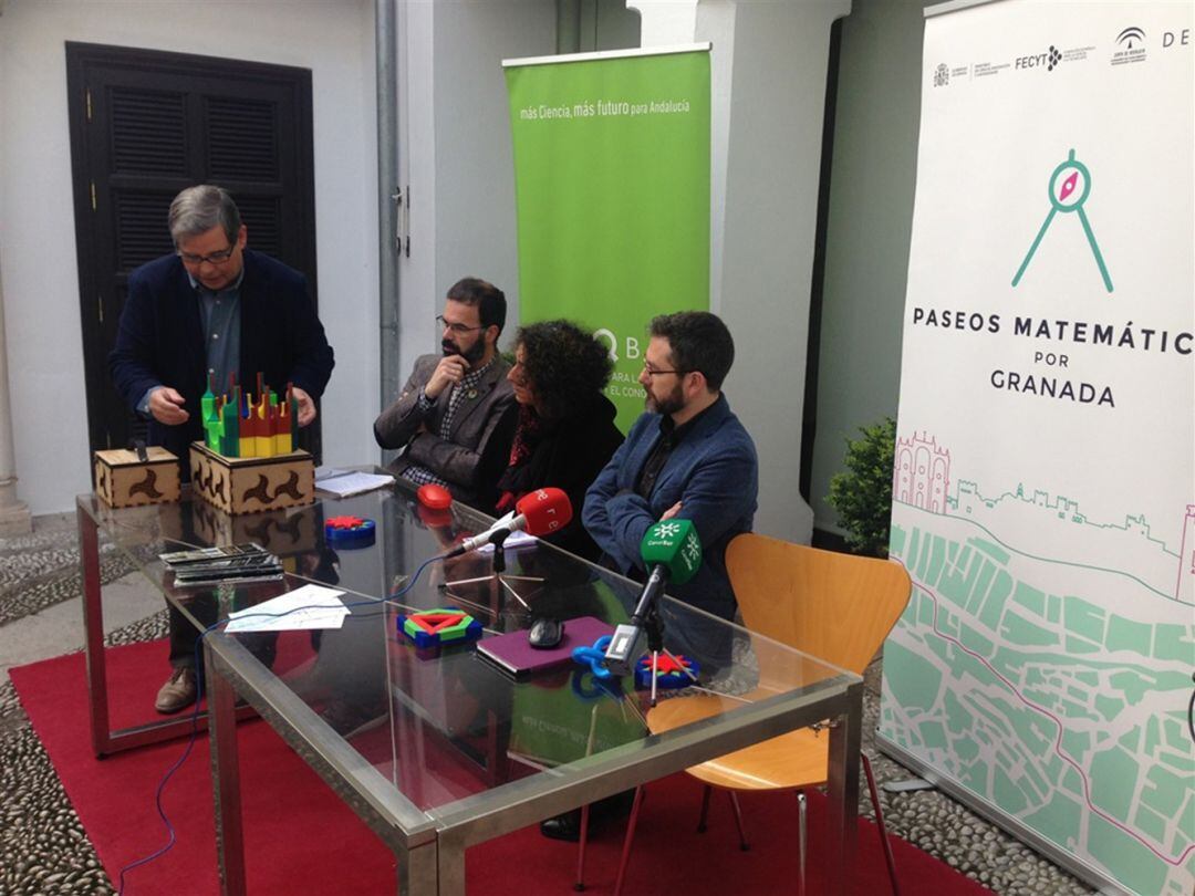 Presentación de la web y la 'app' Paseos Matemáticos por Granada
