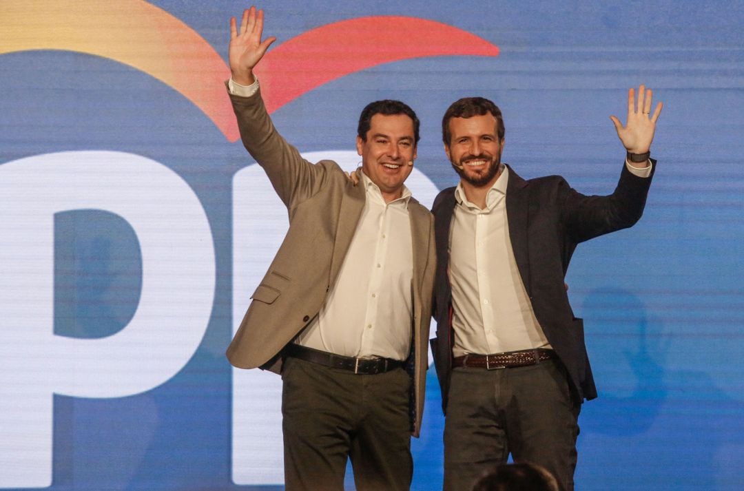 El presidente del PP, Pablo Casado, y el presidente del PP-A y de la Junta de Andalucía, Juanma Moreno, en  la Convención Económica del PP.