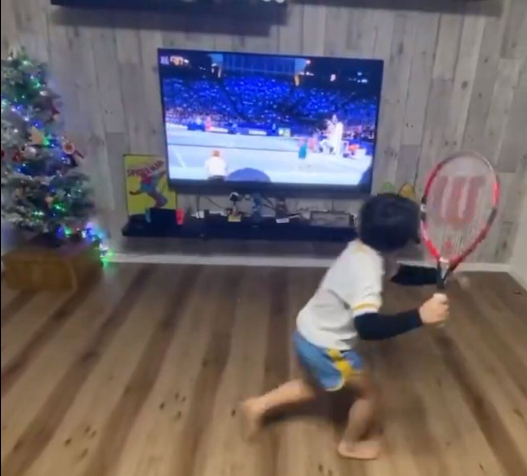 Un niño imita a Roger Federer