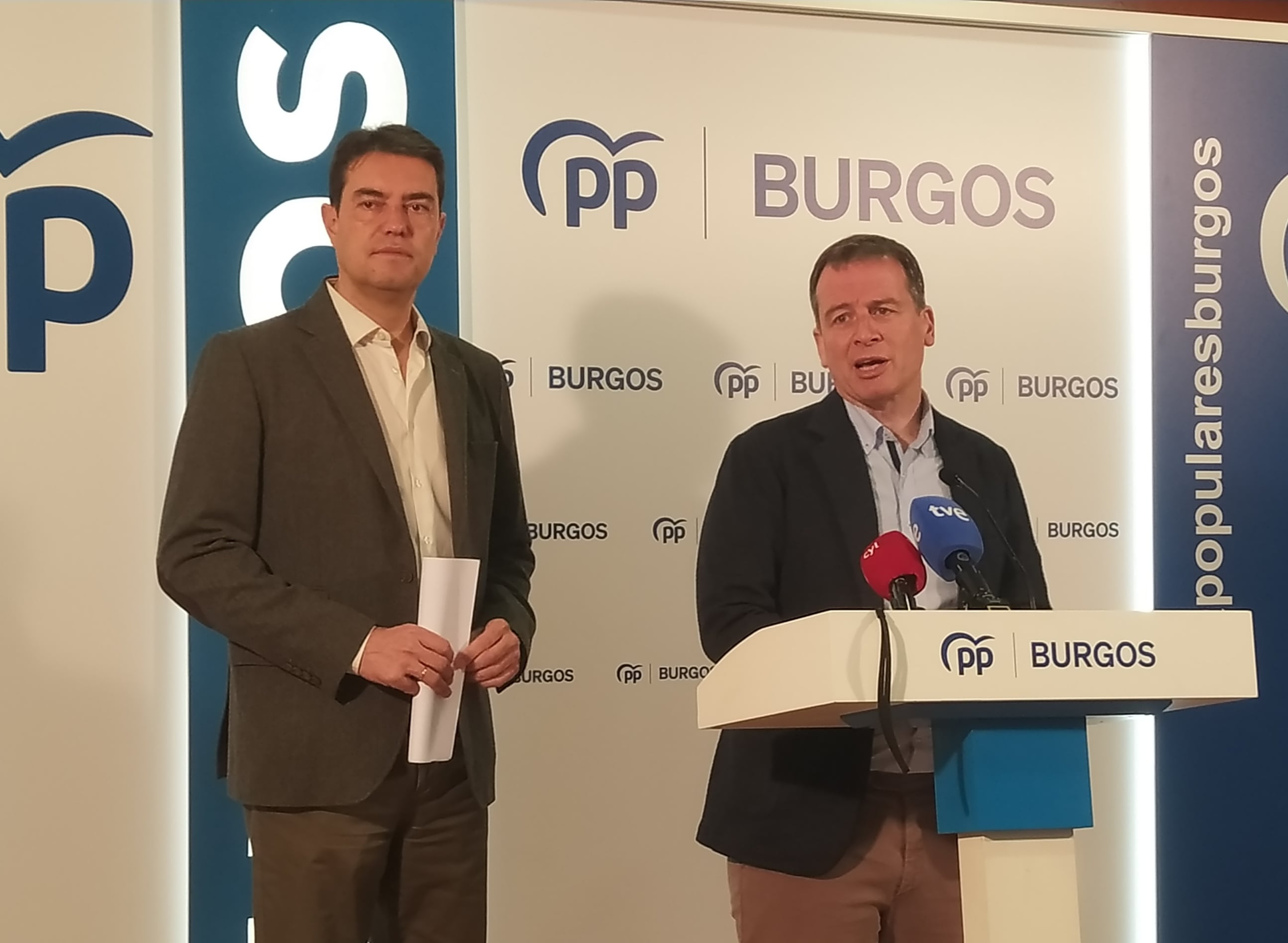 El presidente provincial del PP, Borja suárez, y el diputado nacional Ángel Ibáñez (izda)