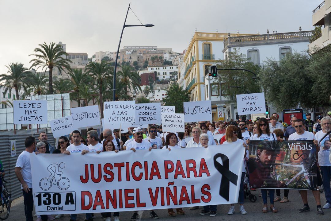 Cabecera de la manifestación que reclama 'una ley justa'