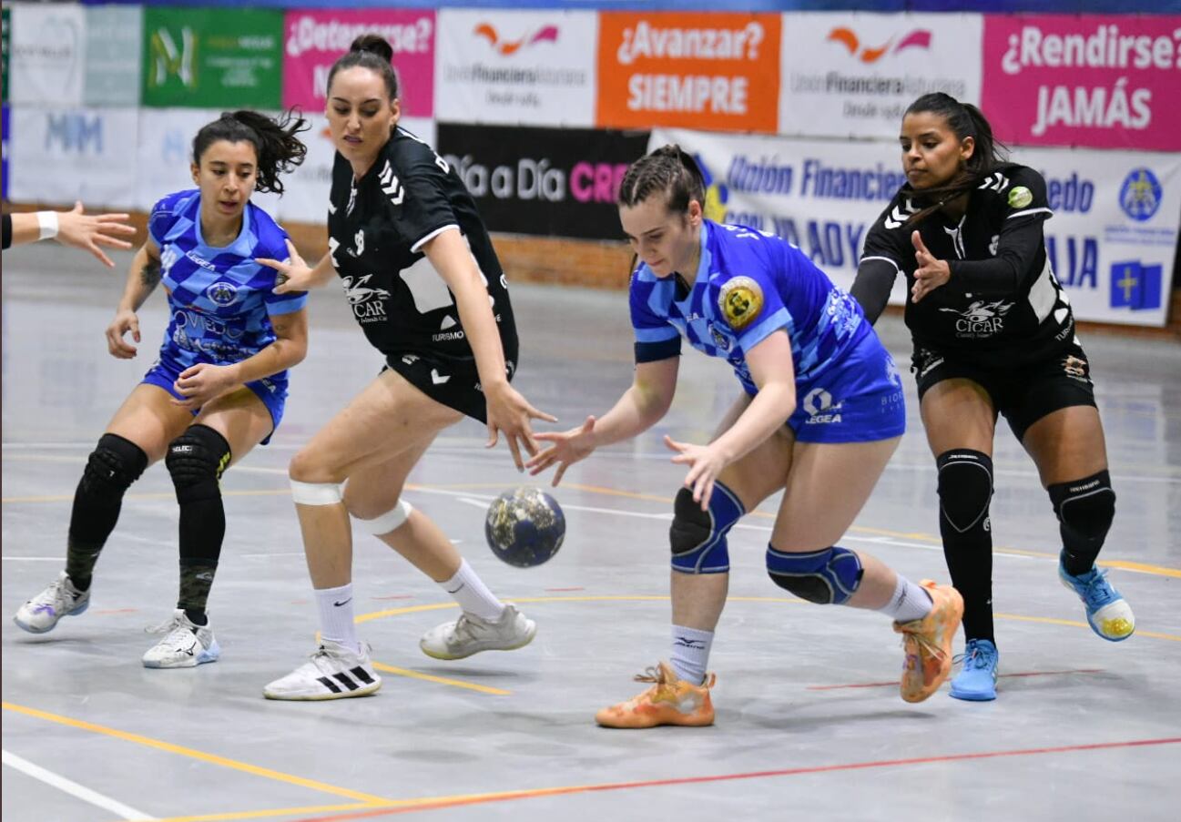 Asturianas y lanzaroteñas luchando por el balón.