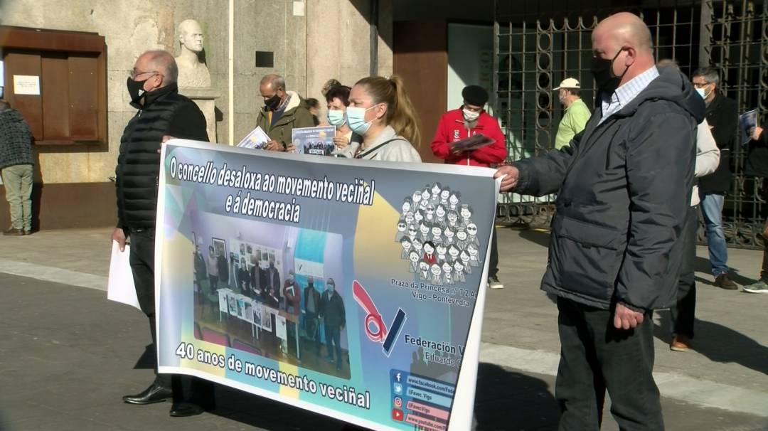 La movilización coincidió con la celebración del pleno municipal. 