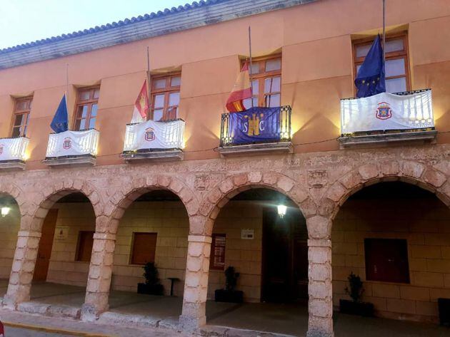 Banderas a media asta en señal de duelo