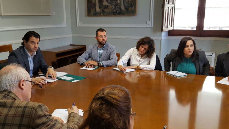 Reunión mantenida esta mañana en la Diputación sobre senderismo