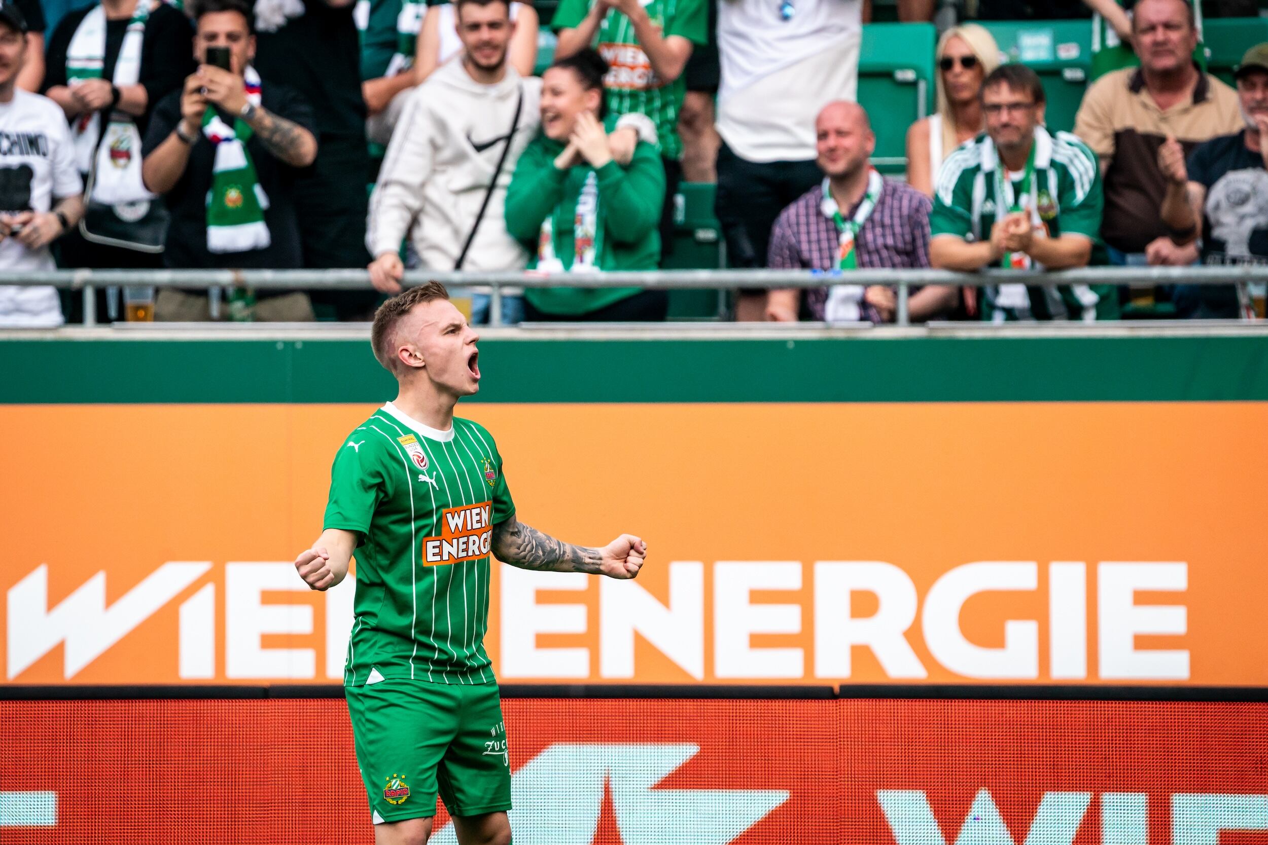 Jansson celebra un gol con la camiseta del Rapid de Viena