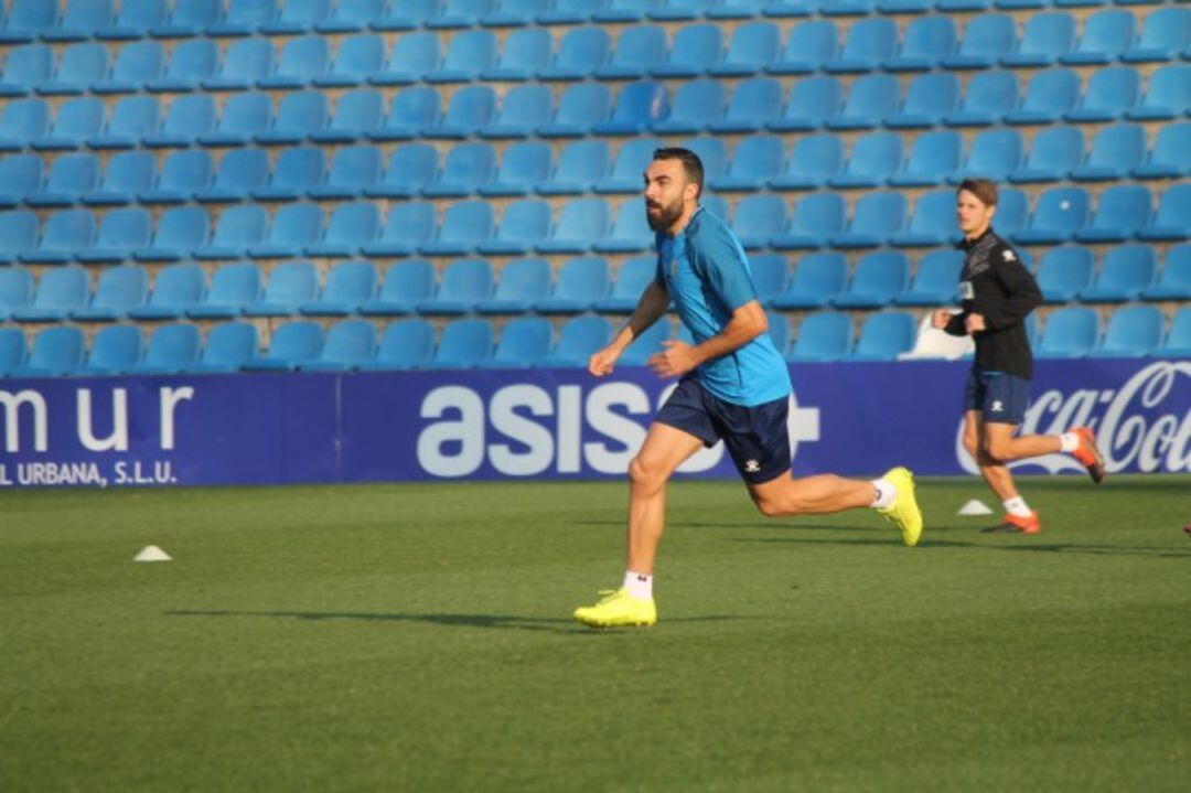 El mediocentro Carlos De Lerma entrenando en el Rico Pérez