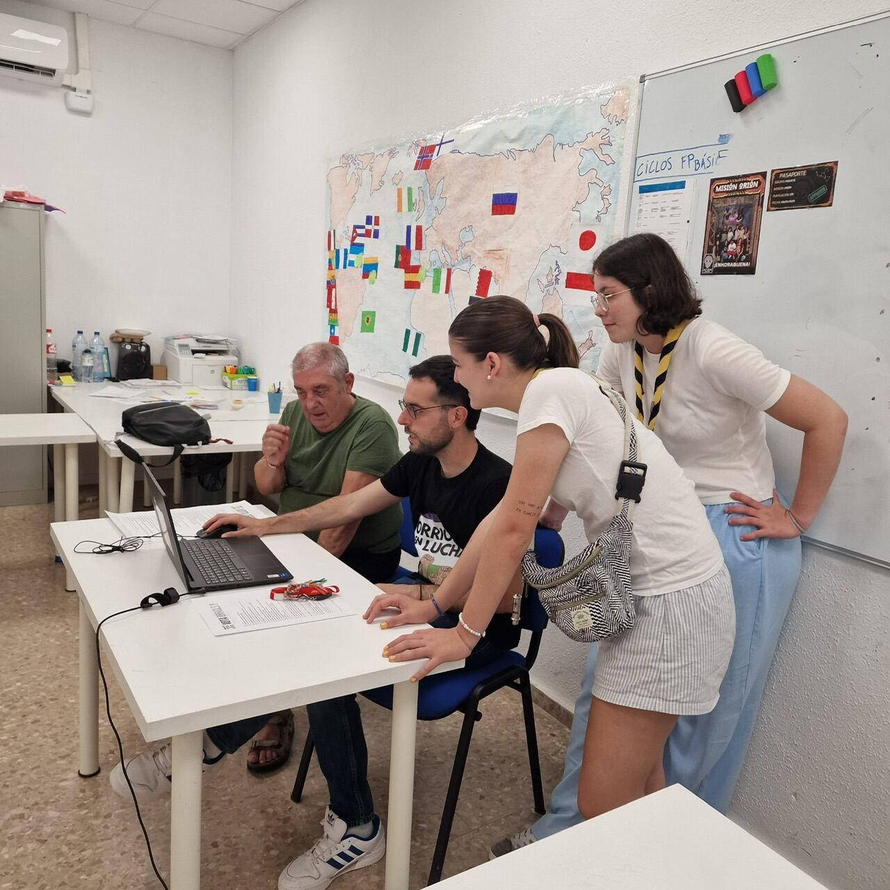 Puntos de ayuda de la asociación Orriols en Lucha para ayudar a participar en Decidim València.