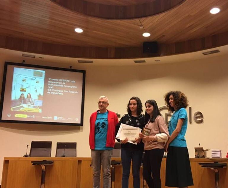 Las alumnas del IES San Rosendo, Maria y Lidia, recogiendo el primer premio del Galiciencia en Ourense.