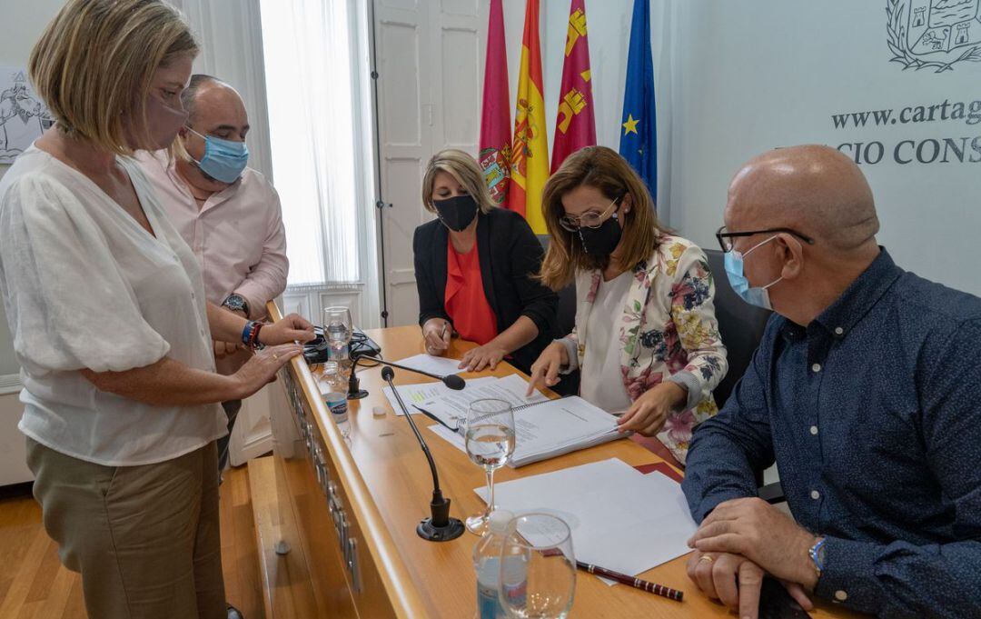 Cinco miembros del equipo de gobierno, incluyendo a la alcaldesa y la vicealcaldesa, analizan el expediente