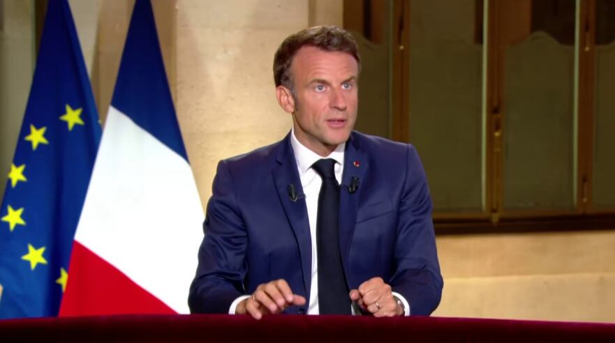 Emmanuel Macron durante la entrevista con France Info