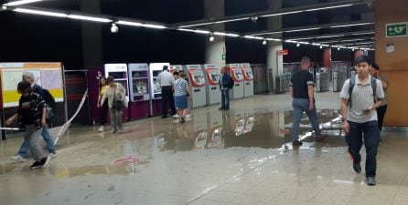 El vestíbulo de la estación de Getafe Central aún sufría los efectos de las lluvias este jueves.