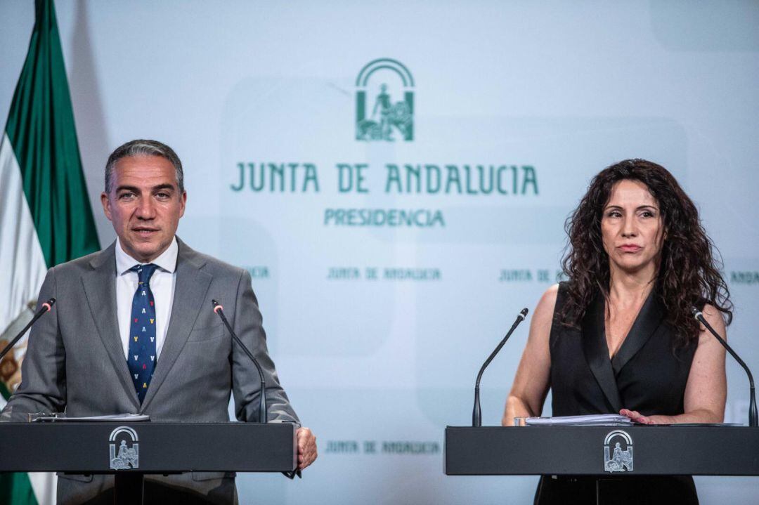 Los consejeros de Presidencia y de Igualdad, Elías Bendodo y Rocío Ruiz, comparecen en rueda de prensa tras el consejo de gobierno