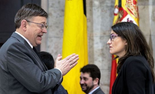 El president de la Generalitat, Ximo Puig, conversa con la vicepresidenta Mónica Oltra.