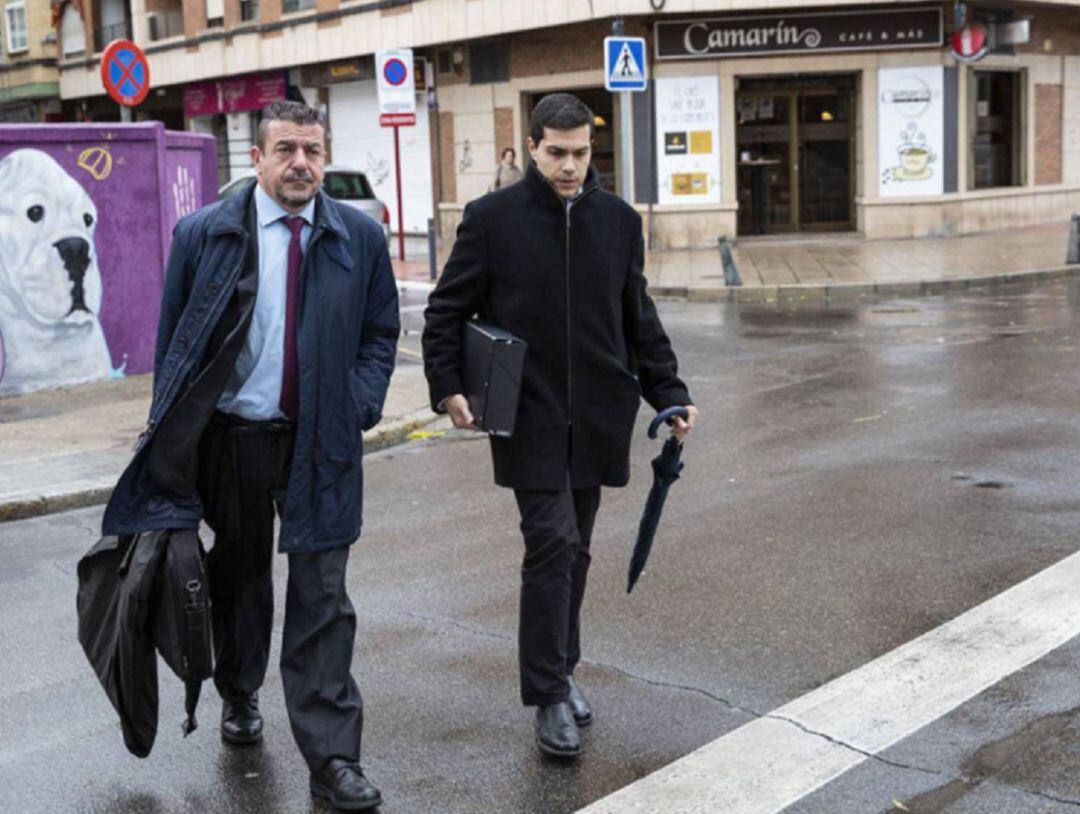 El exsacerdote, a la derecha, junto a su abogado a las puertas de la Audiencia Provincial de Ciudad Real