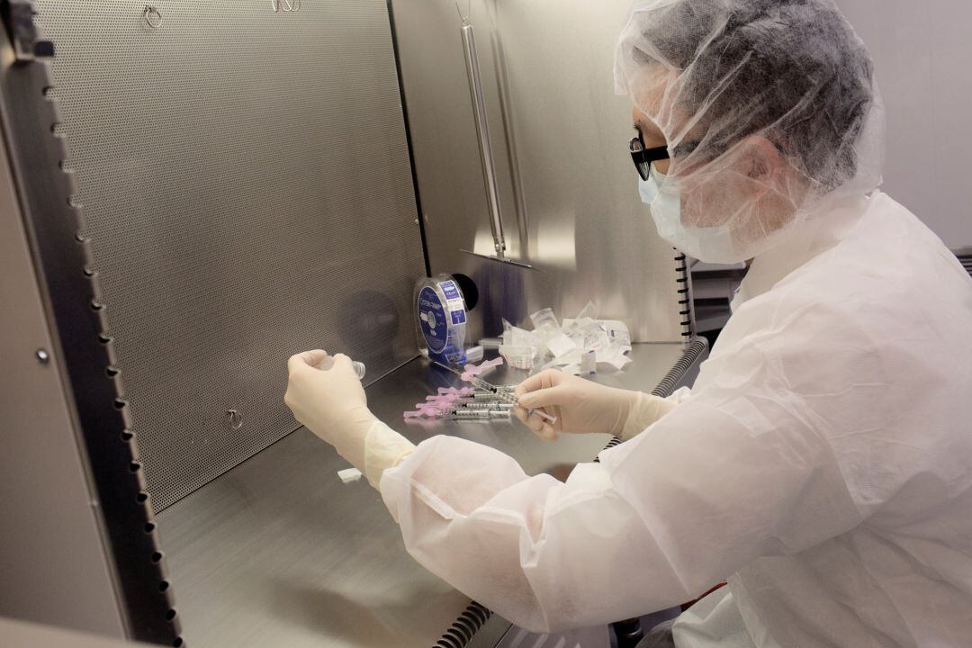 Un farmacéutico prepara las dosis de la vacuna de Pfizer en Nueva York.
