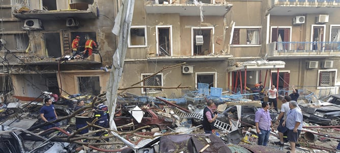 Soldados libaneses acordonan la calle donde ha explotado un coche, en la zona cristiana de Achrafiyeh, en Beirut (Líbano).