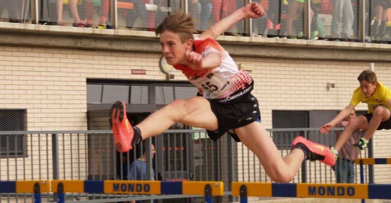 Manuel Caballero en plena acción en la prueba de 80 metros vallas 