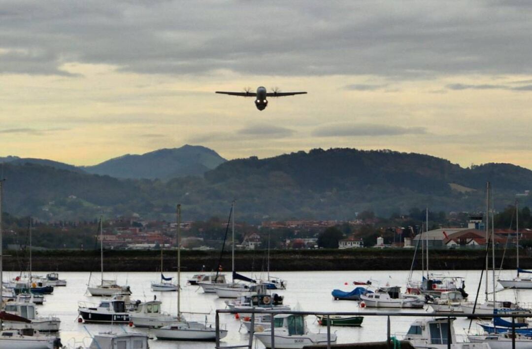 Momento en el que un avión aterriza en el aeropuerto de Hondarribia