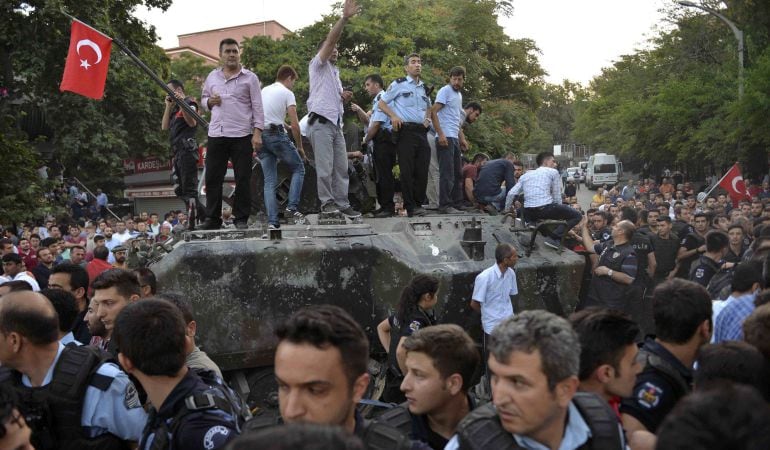 Un cordón policial alrededor de un tanque en una calle de Ankara.