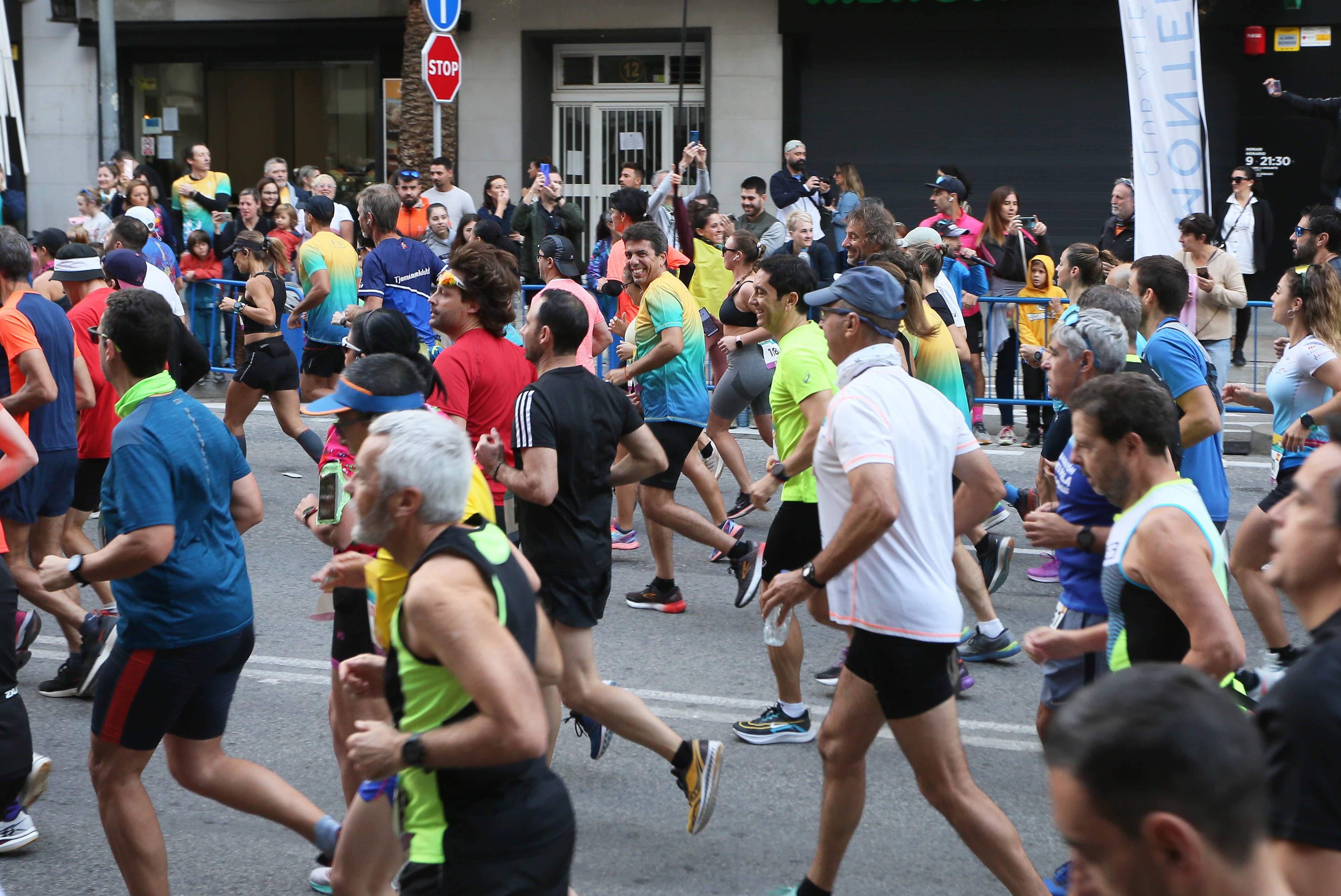 Imagen de la salida de la IV Gran Carrera del Mediterráneo desde la Diputación Provincial de Alicante