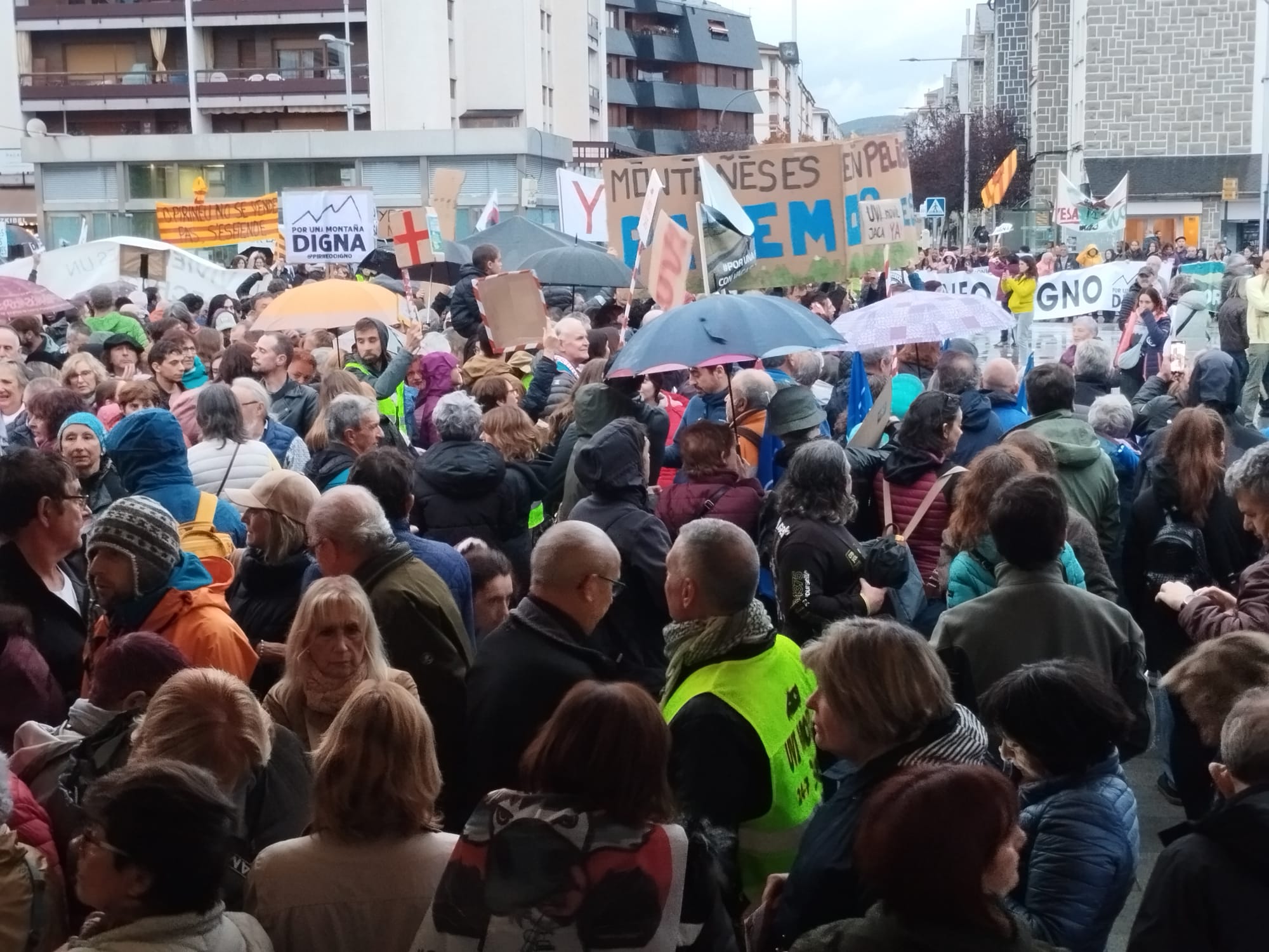 Plaza de Biscós manifiestos, paloteu y música