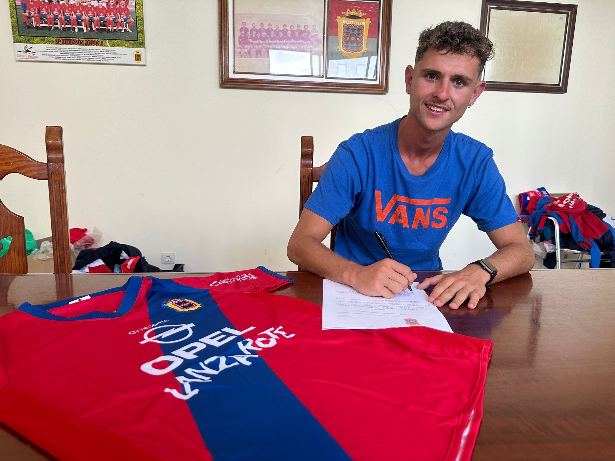 Guize Medina firmando su contrato con la UD Lanzarote.