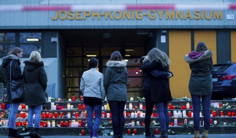 Varios estudiantes colocan velas ante la escuela Joseph-König en Haltern am See, una pequeña localidad cercana a Düsseldorf.