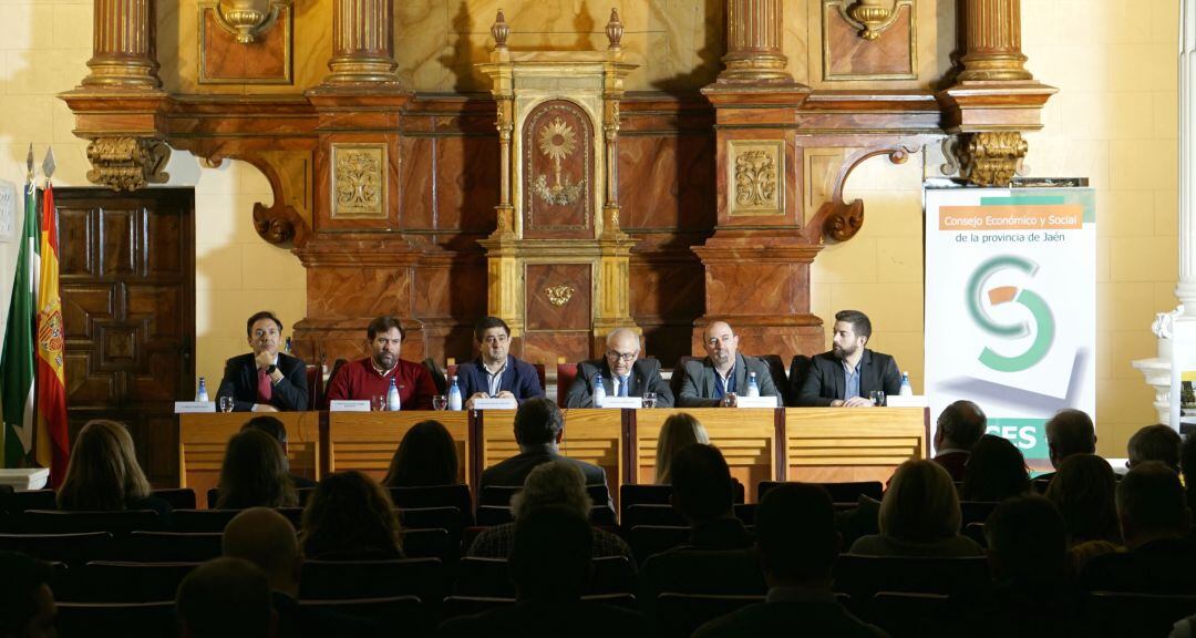 Mesa de representantes institucionales y sindicales en la presentación de la Memoria 2018 del CES.