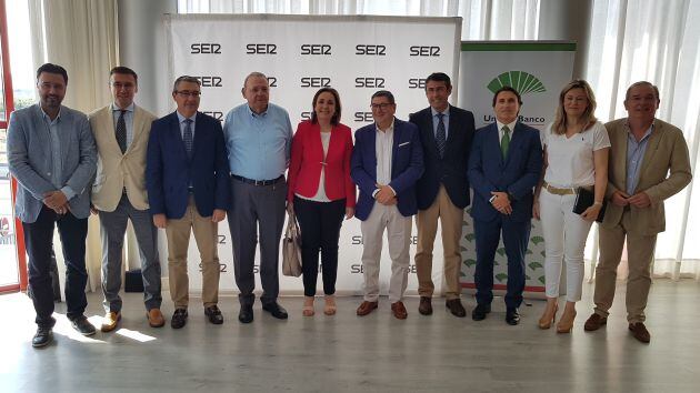 Los representantes de la Junta de Andalucía junto a los responsables de SER Málaga, la empresa Trops y Unicaja Banco en Vélez-Málaga este viernes