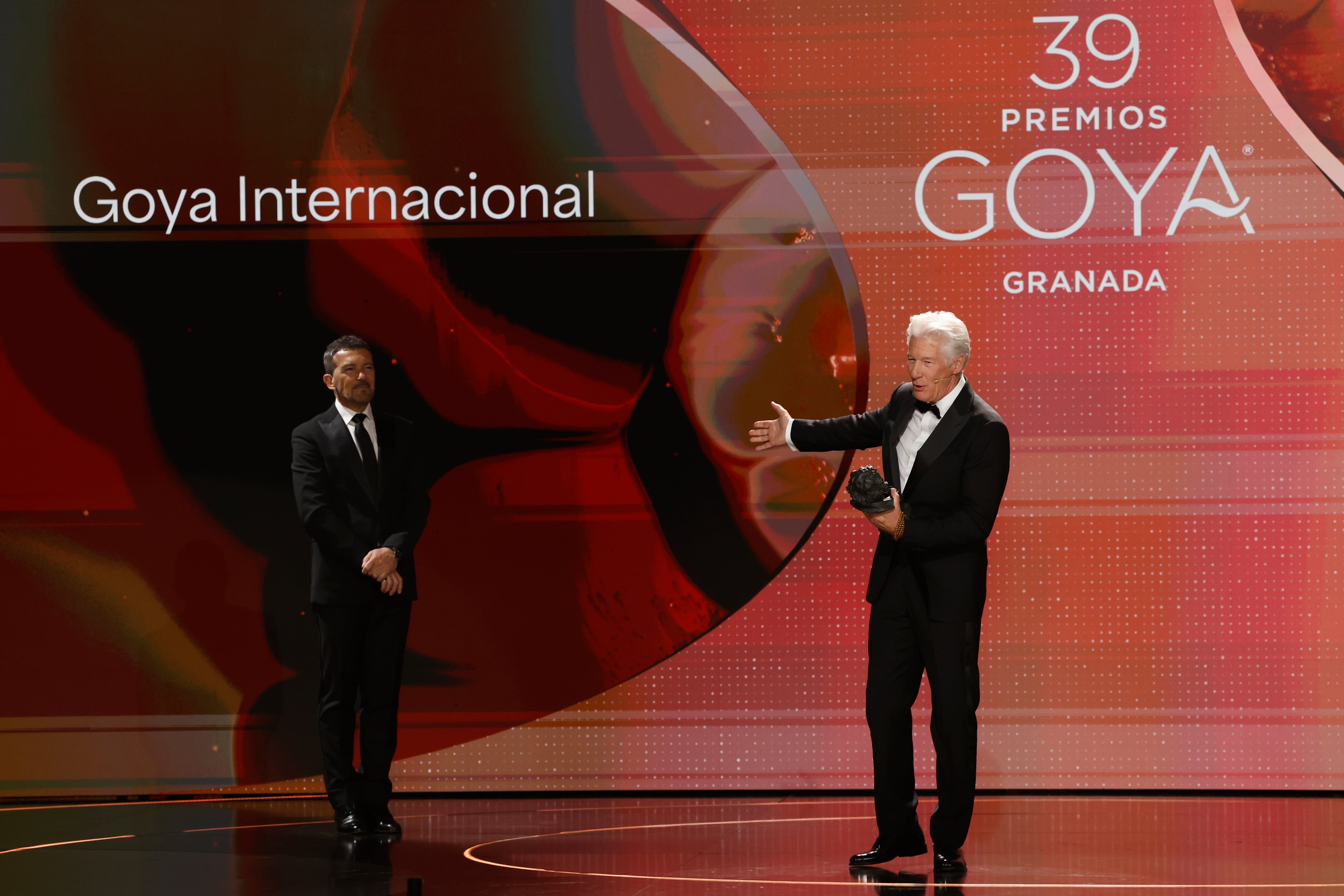 GRANADA, 08/02/2025.- El actor estadounidense Richard Gere (d) recibe el Goya Intarnacional de manos de Antonio Banderas (i), en la 39 edición de los Premios Goya de la Academia de Cine que se celebra este sábado en el Palacio de Congresos y Exposiciones de Granada. EFE/Julio Muñoz
