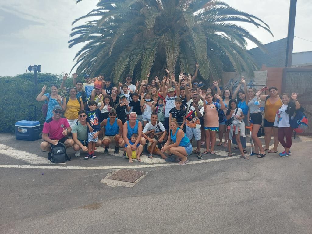 Grupo de jóvenes disfrutando de la jornada de desconexión en el parque temático.