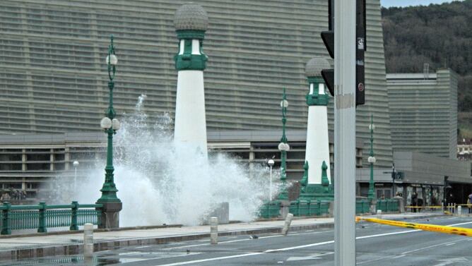 Las fuertes olas rompiendo en el puente del Kursaal