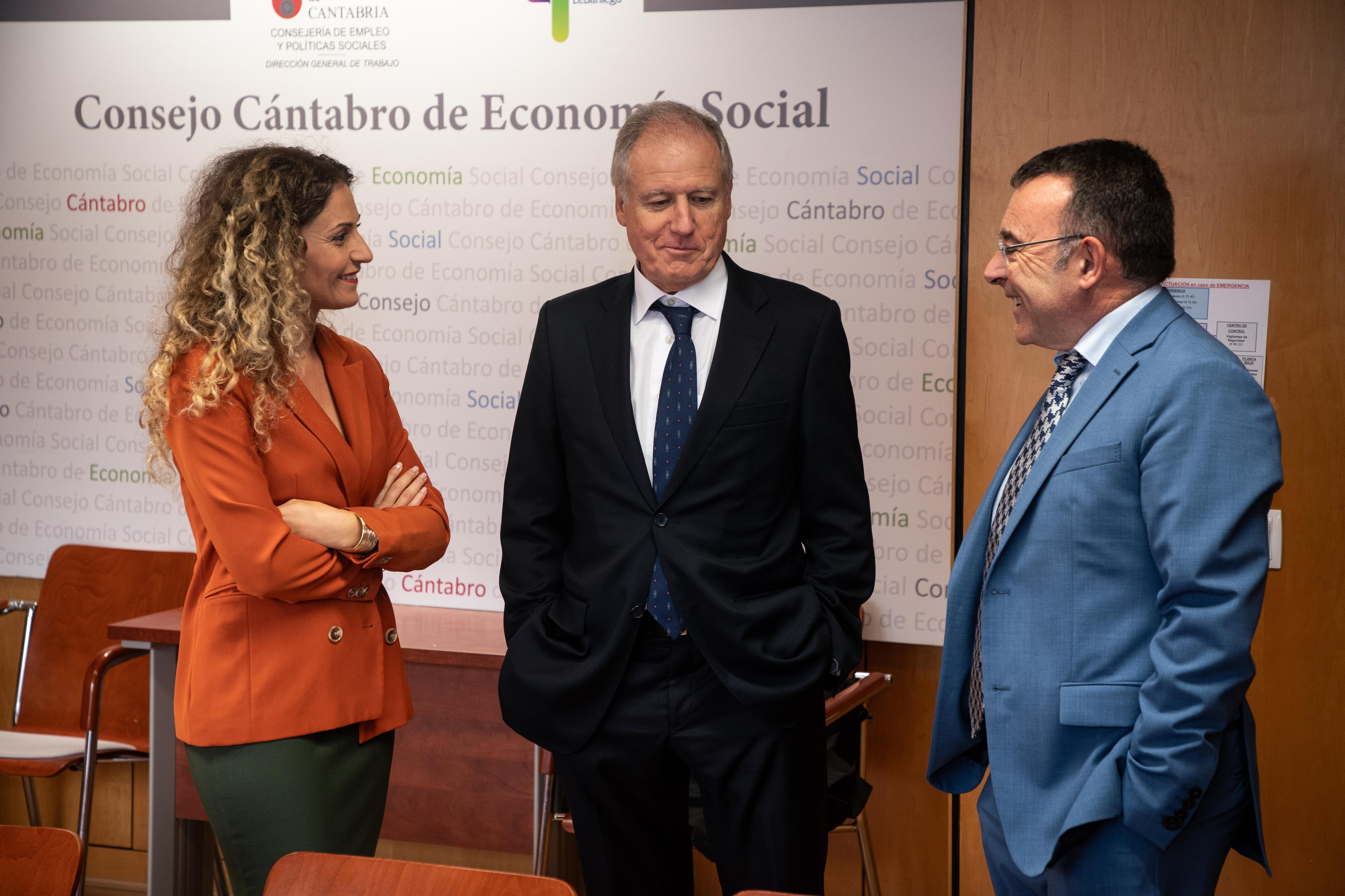 La delegada del Gobierno en Cantabria, Ainoa Quiñones; el consejero de Industria, Empleo, Innovación y Comercio, Eduardo Arastil y el director territorial de la Inspección de Trabajo y Seguridad Social, Miguel Ángel Gálvez.