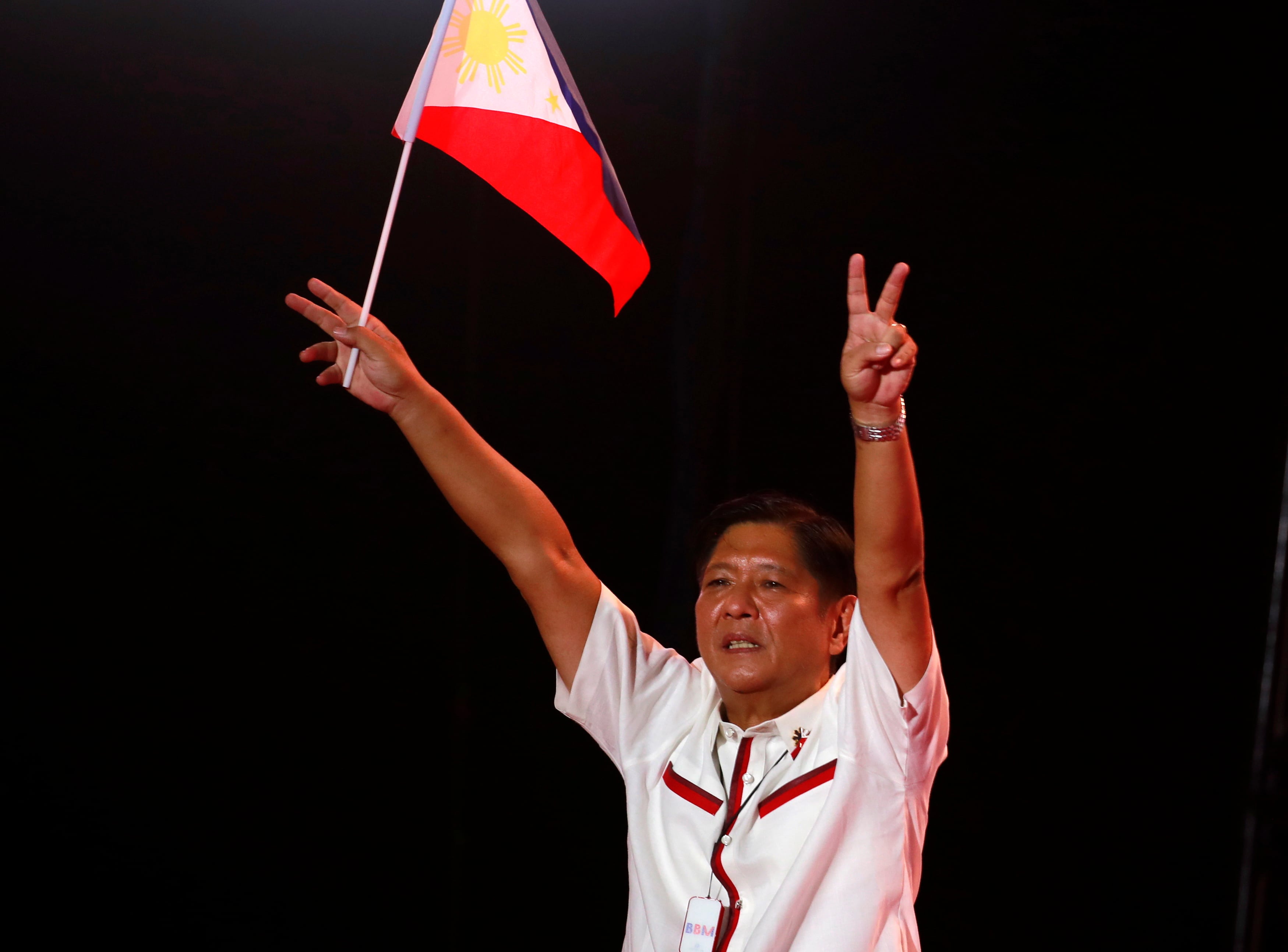 Comandante justifica el uso de un helicóptero para trasladar a Marcos al concierto de Coldplay en Filipinas. EFE/EPA/FRANCIS R. MALASIG