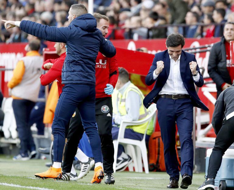 GRAF9235 SEVILLA 10032018.- Marcelino García Toral (d), entrenador del Valencia, celebra en el banquillo el segundo gol de su equipo ante el Sevilla en el partido de LaLiga correspondiente a la jornada 28ª que estos dos equipos juegan esta tarde en el est