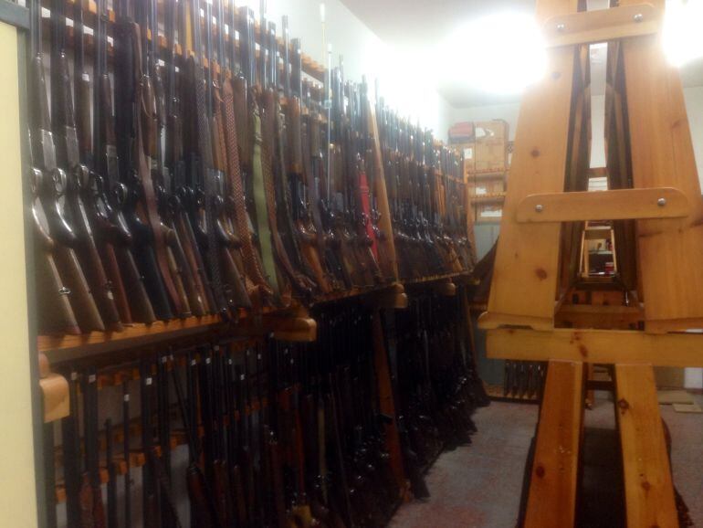 Les armes retirades per aquests delictes poden estar com a màxim un any al dipòsit. Després es subhasten