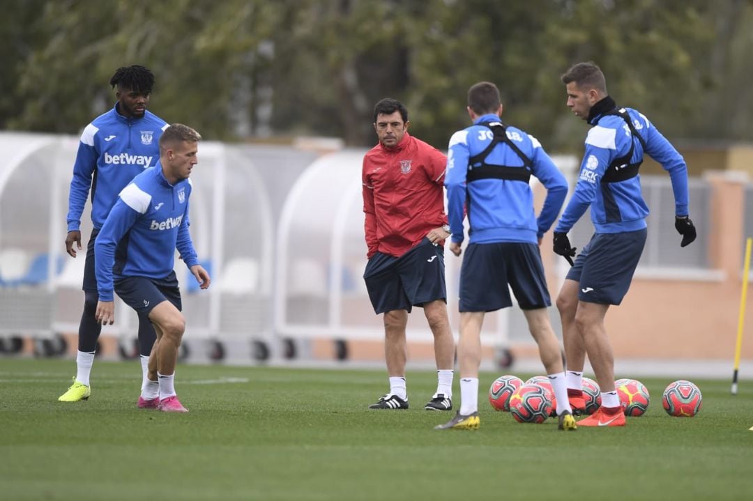 Cembranos, de rojo, durante su primera sesión dirigiendo a la primera plantilla junto a Awaziem, Rodrí Tarín, Eraso y Ruibal.