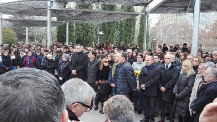 Autoridades y ciudadanos en la concenración de la Plaza de la Marina