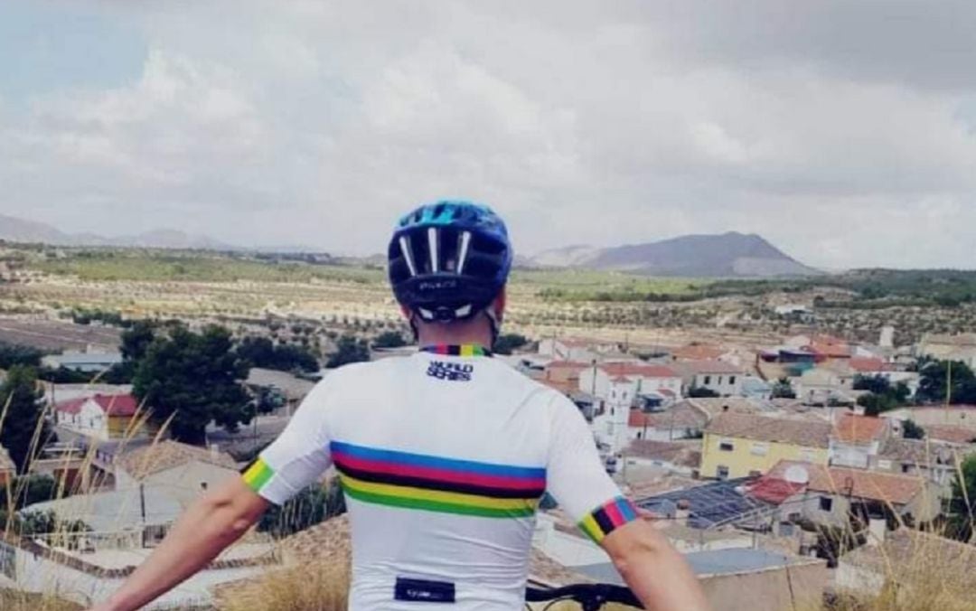 Francisco Manuel Romera, alcalde pedáneo de Las Terreras, de espaldas con una panorámica de la pedanía lorquina 