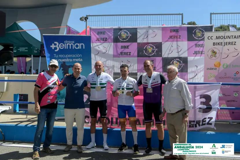 El jiennense Asdrúbal Garrido, segundo por la derecha, consigue dos bronces en el Andaluz de ciclismo paralímpico.