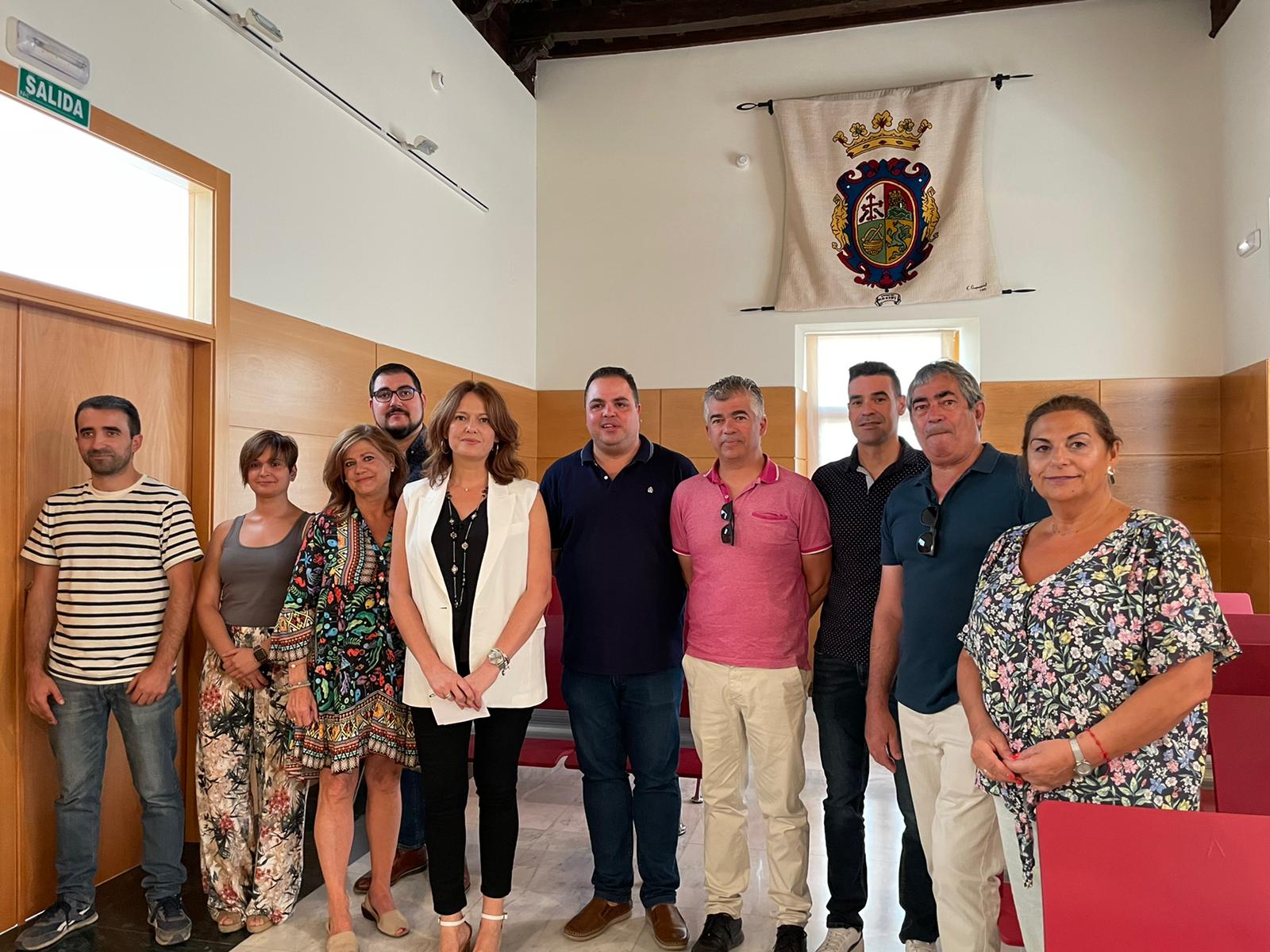 Emilio Torres, a la izquierda del actual alcalde, Víctor Torres, junto al resto de la coorporación.