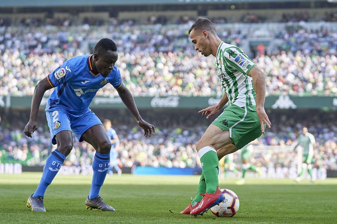 Sergio Canales (Real Betis B.) y Dakonam Djene (Getafe C.F.) durante el partido del pasado marzo en el Estadio Benito Villamarín.