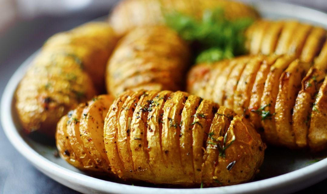 Aprende a hacer unas patatas Hasselback.