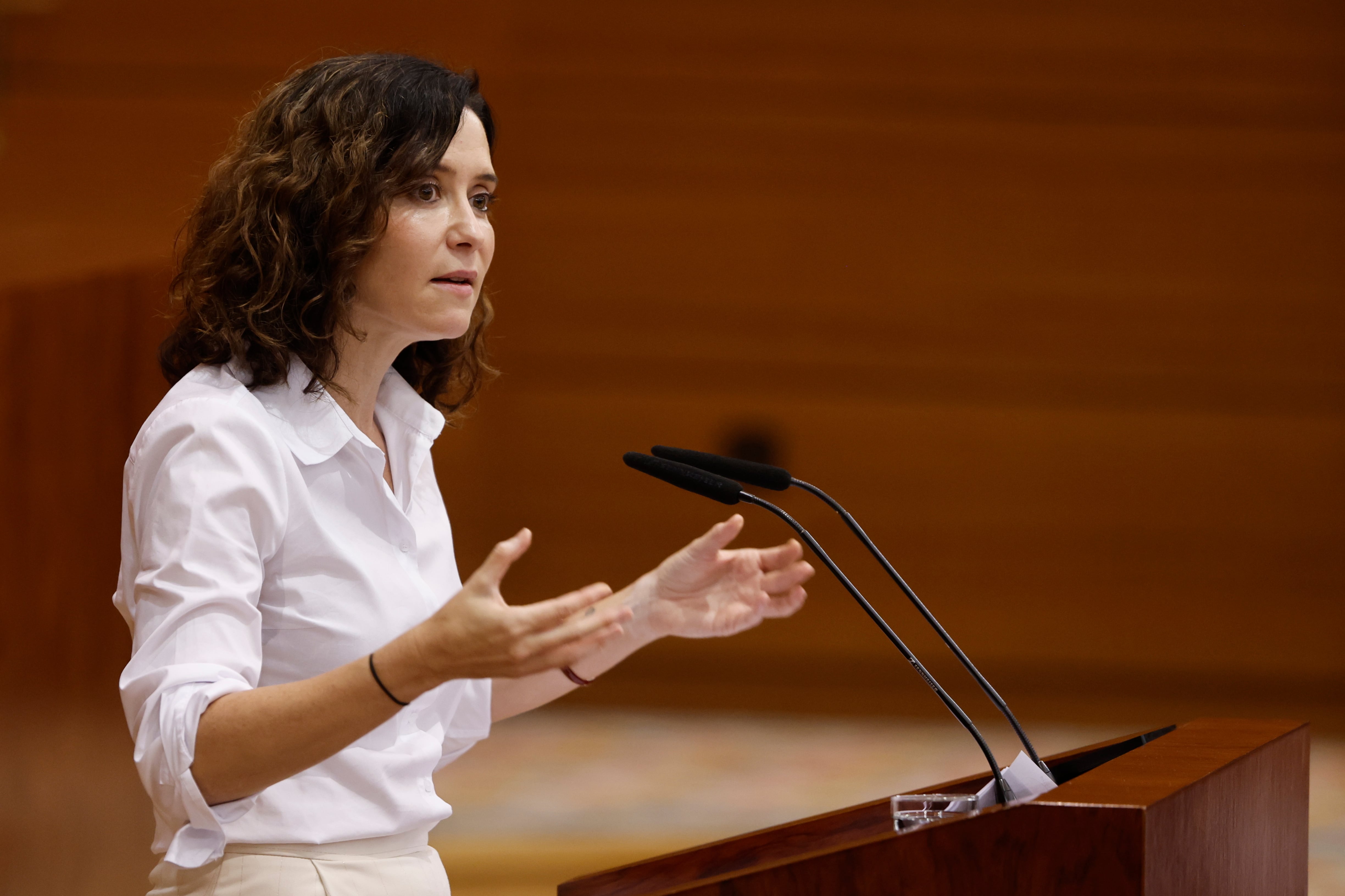 MADRID, 12/09/2025.- La presidenta de la Comunidad de Madrid, Isabel Díaz Ayuso, interviene durante la segunda sesión del debate del estado de la región en la Asamblea de Madrid este viernes.  EFE/ Sergio Pérez
