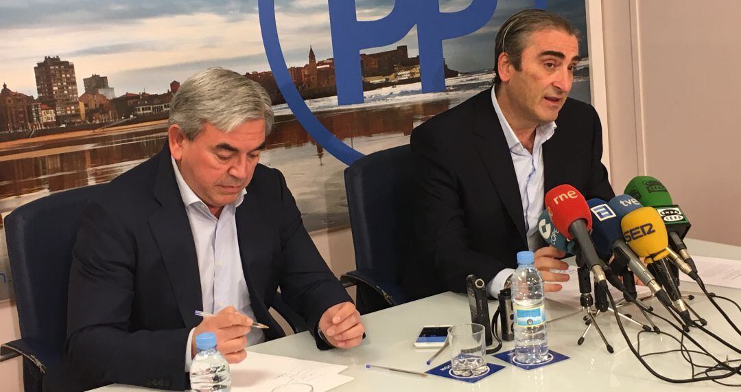 Mariano Marín durante su rueda de prensa junto al diputado Carlos Suárez