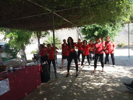 Momento de la demostración de las alumnas del ‘Taller de Baile’, con su profesora Rosa Ruiz al frente