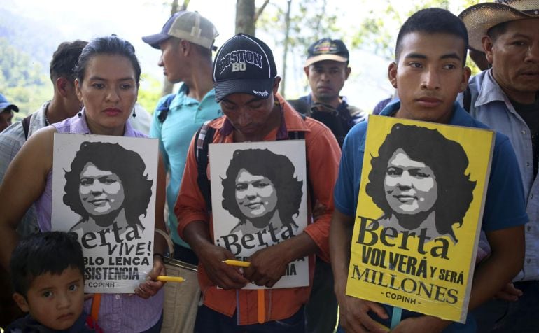 Indígenas Lenca sostienen carteles de su máxima líder indígena y ambientalista, Berta Cáceres, quien fue asesinada el 3 de marzo de 2016.